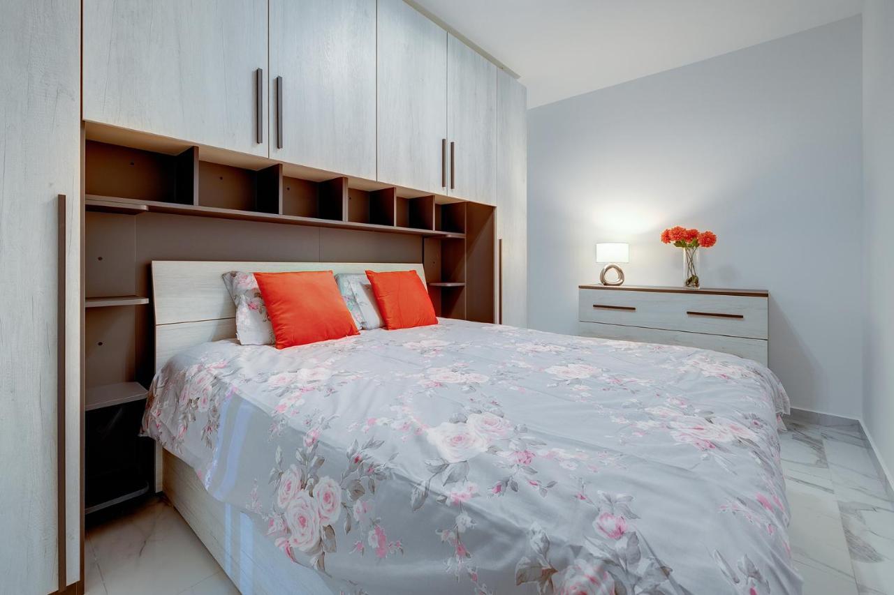 Splendid 2Br Apartment, Steps To St Georges Bay San Ġiljan Exterior foto